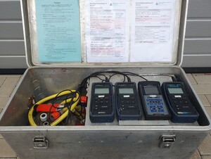 Messkiste mit drei verschiedenen Feldmessgeräten und dazugehörigen Anleitungen